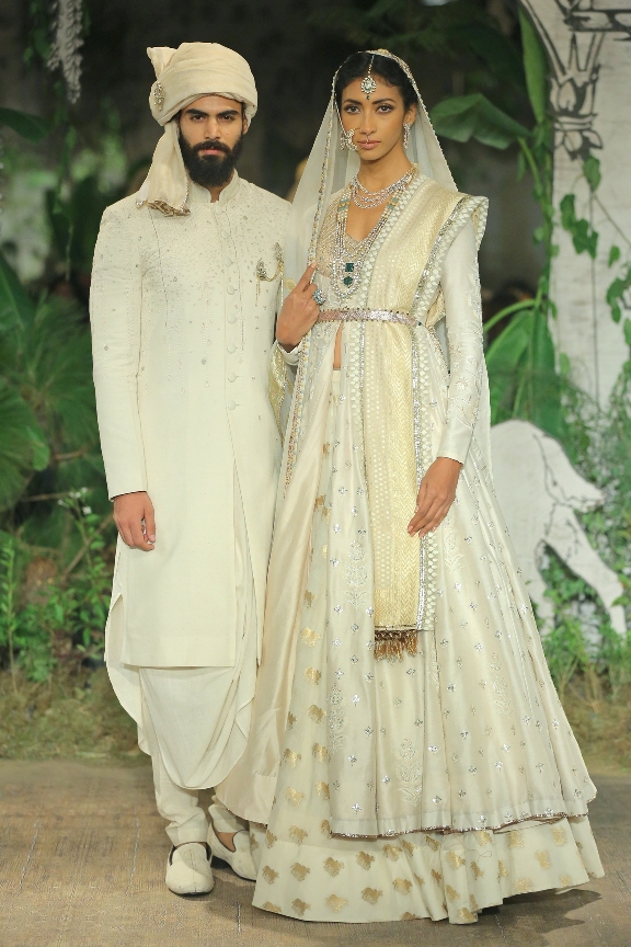 SUNEHRI KOTHI BY ANJU AT INDIA COUTURE WEEK 2017 (15)