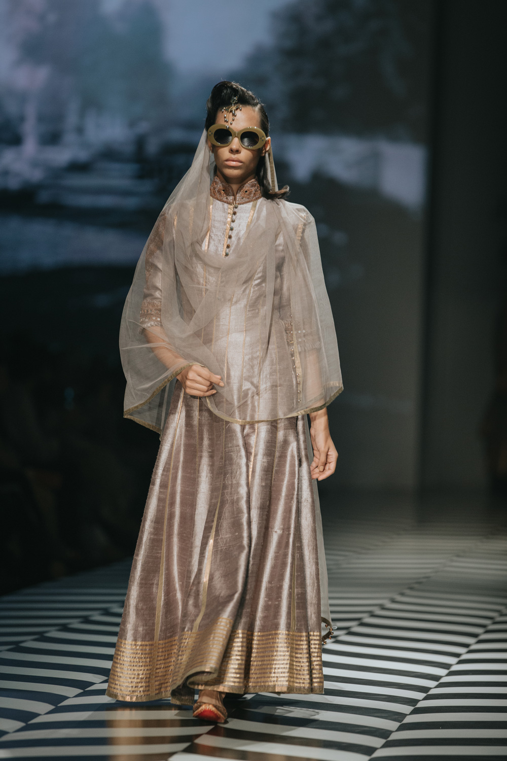 JJ Valaya FDCI Amazon India Fashion Week Spring Summer 2018 Look 23