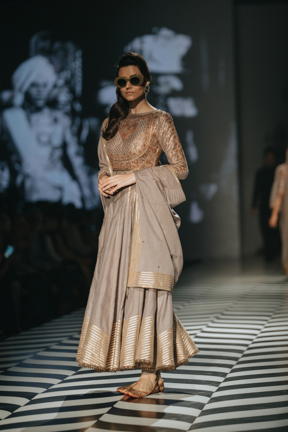 JJ Valaya FDCI Amazon India Fashion Week Spring Summer 2018 Look 24