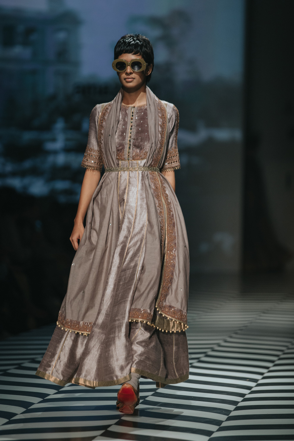 JJ Valaya FDCI Amazon India Fashion Week Spring Summer 2018 Look 32